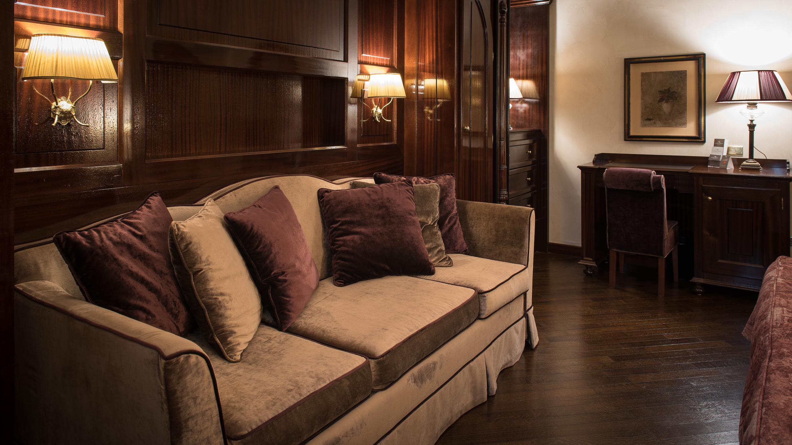 assets/uploads/camere/junior suite/ghb-juniorsuite-living-(4).jpg